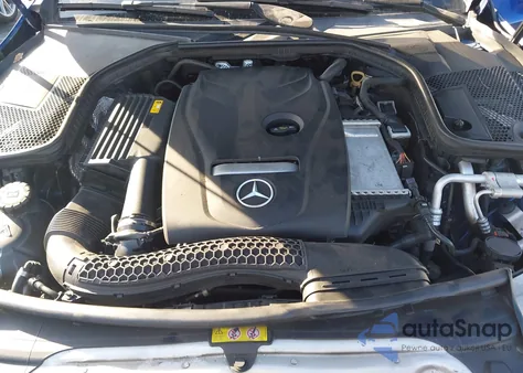 2018 Mercedes-Benz C 300 z USA, uszkodzony, nr VIN 55SWF4JB1JU254253